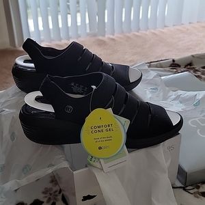 BZees Cloud Technology Black Wedge Sandal Size 7M